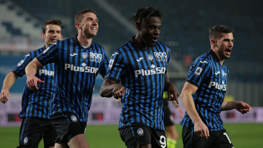 Beste Laune: Robin Gosens, Duvan Zapata & Co. feiern die Atalanta-Tore beim Top-Spiel gegen Napoli.