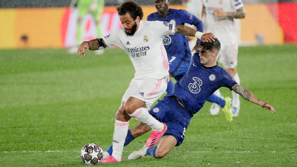 Real Madrids Marcelo (li.) im Hinspiel gegen Christian Pulisic.