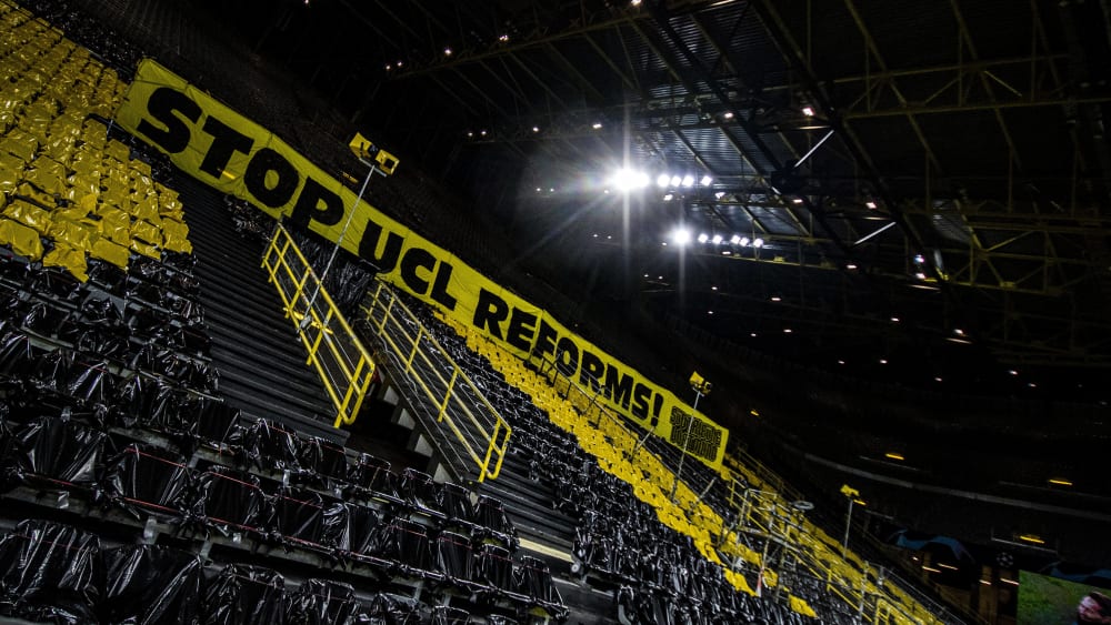 Dortmunder Fans fordern via Banner im Heimspiel gegen Sevilla, die Champions-League-Reformen zu stoppen - vergeblich.
