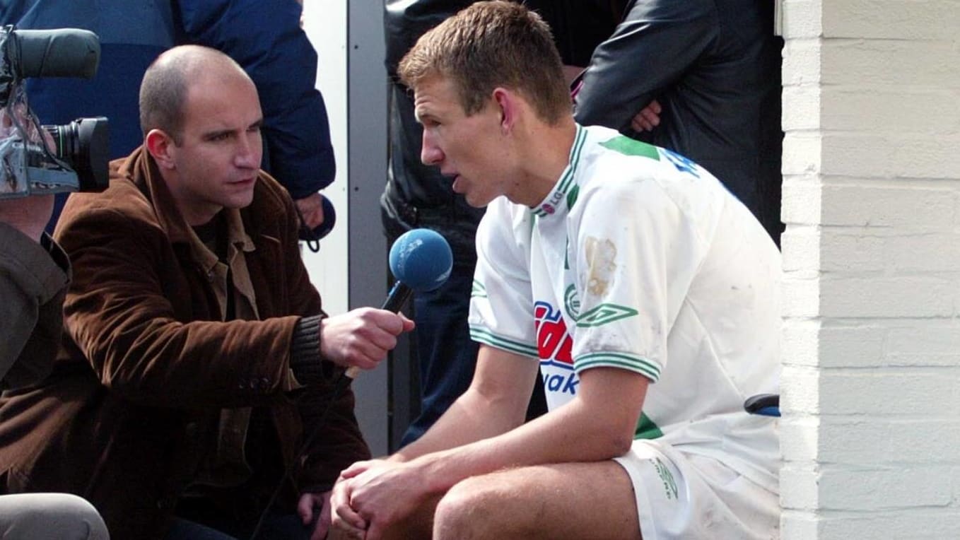 Arjen Robben gibt ein Interview als Spieler des FC Groningen.