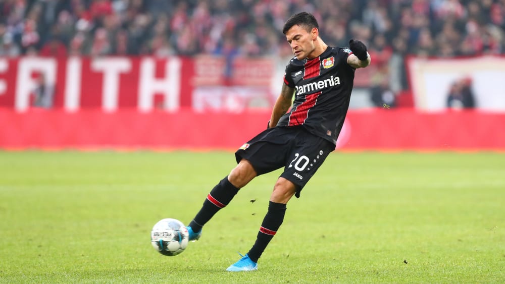 Bis er wieder auf dem Platz steht, werden noch Wochen vergehen: Leverkusens Charles Aranguiz.