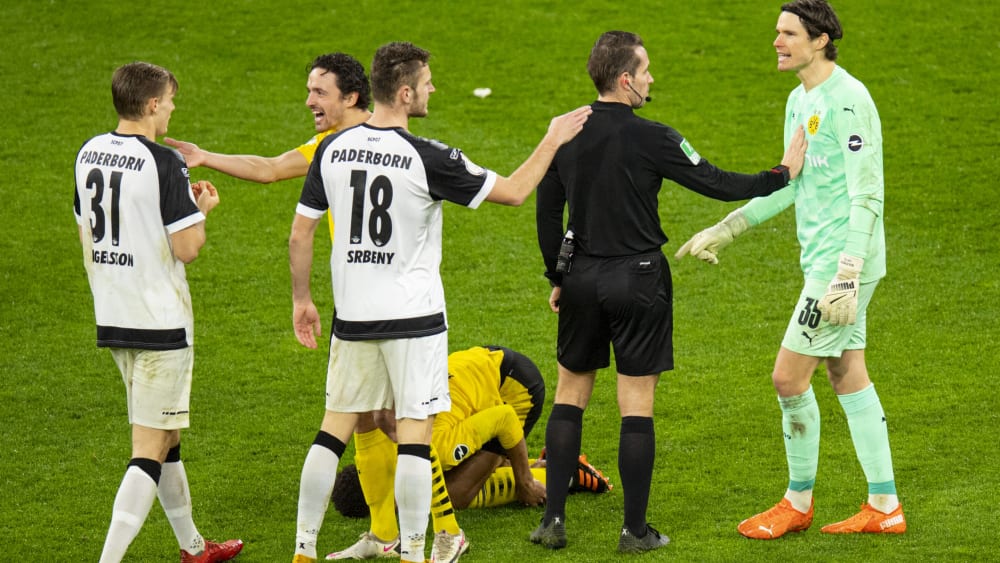 Diskussionen in Dortmund - Schiedsrichter Tobias Stieler mittendrin.