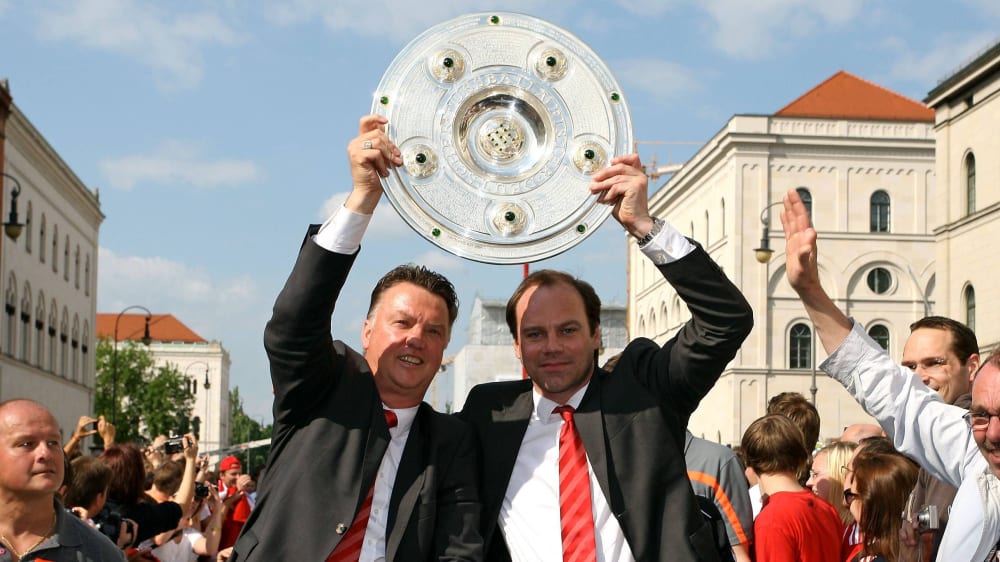 Feierten mit dem FC Bayern 2009/2010 gemeinsam das Double: Trainer Louis van Gaal (li.) und Sportdirektor Christian Nerlinger.