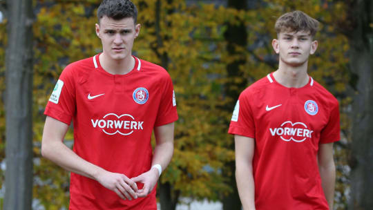 Trägt bald Grün statt Rot: Ercan Akhan (rechts) wechselt von der U 19 des Wuppertaler SV zum TVD Velbert.
