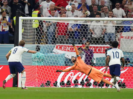 Harry Kane vergibt beim Duell mit Hugo Lloris.