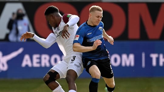 Kein Durchkommen: Michael Akoto (li.) sichert den Ball gegen Paderborns Kai Pröger.