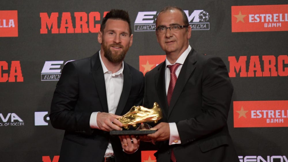 Lionel Messi nimmt den Goldenen Schuh entgegen. 