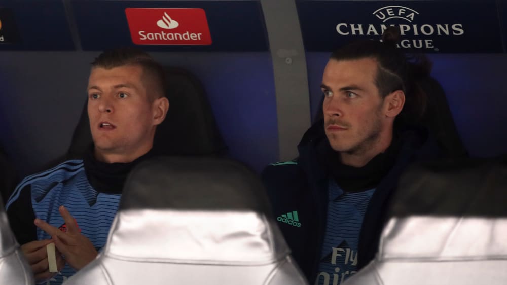 Ungewohnter Platz: Toni Kroos neben Gareth Bale auf der Ersatzbank.