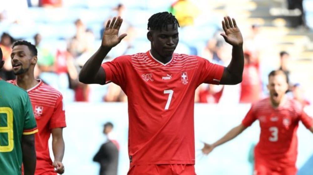 Kein ausgelassener Jubel: Breel Embolo entschuldigt sich nach seinem Tor gegen Kamerun.