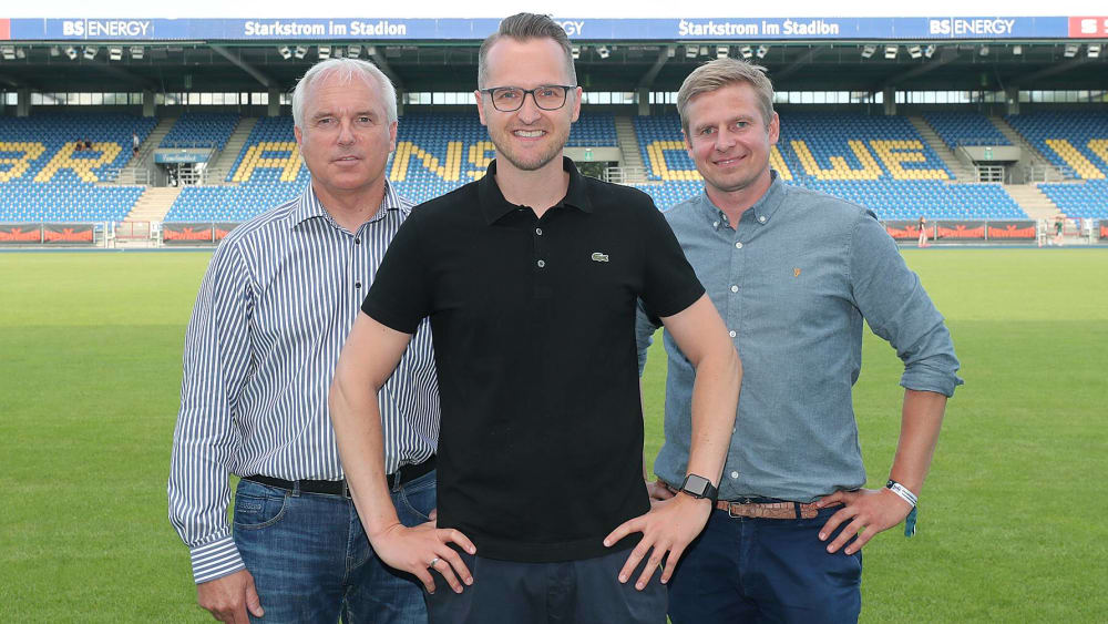 Sportdirektor Peter Vollmann, Trainer Christian Fl&#252;thmann und Aufsichtsrat Tobias Rau. 