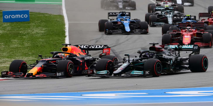 Heißes WM-Duell zwischen Max Verstappen (li.) und Lewis Hamilton: Der Niederländer setzte sich in Kurve eins an die Spitze