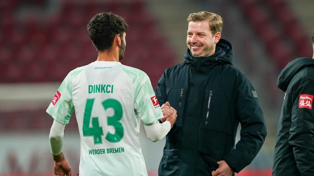 Fr&#246;hliche Bremer Gesichter: Siegtorsch&#252;tze Eren Dinkci und Trainer Florian Kohfeldt.