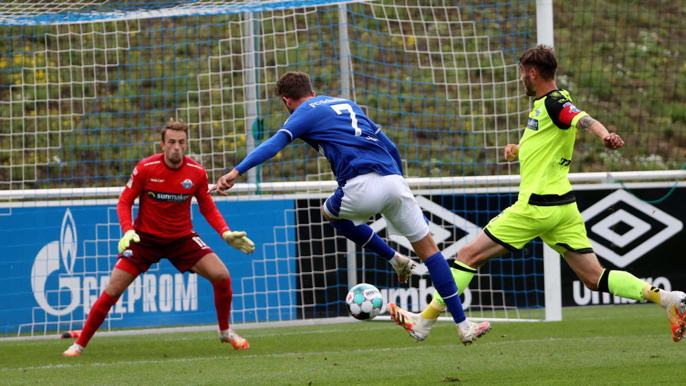 Sein erster Streich: Mark Uth trifft zum 1:1 gegen Paderborn.