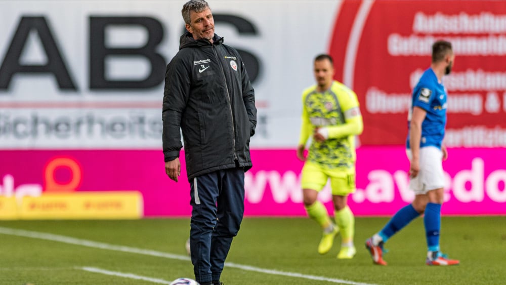 Jens H&#228;rtel vergibt mit Hansa Rostock in letzter Sekunde den Sieg gegen Wiesbaden.