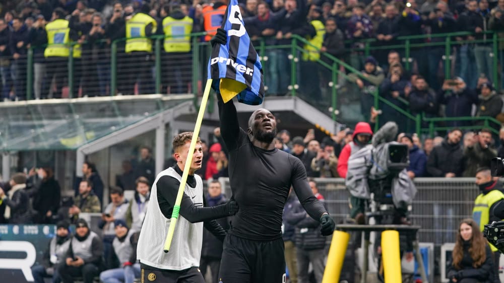 Seht her! Nach seinem Treffer im Derby gegen Milan l&#228;sst sich Inter-Star Romelu Lukaku von den Fans feiern.