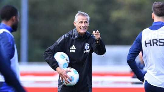 Fußball 2. Bundesliga Training FC Schalke 04 am 07.10.2024 auf dem Trainingsgelände an der Veltins Arena in Gelsenkirchen Kees van Wonderen ( Trainer Cheftrainer Schalke ) gibt seinen Spielern Anweisungen *** Soccer 2 Bundesliga training FC Schalke 04 on 07 10 2024 at the training ground at the Veltins Arena in Gelsenkirchen Kees van Wonderen coach head coach Schalke gives instructions to his players xRx