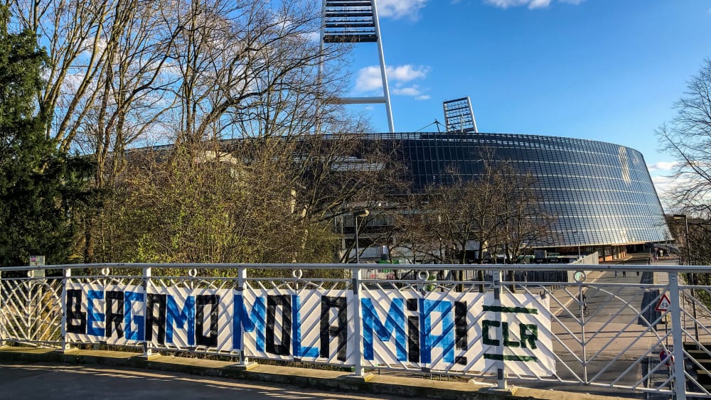 "Bergamo mola mia!", "Bergamo, gib nicht auf!": Die Werder-Ultra-Gruppierung Caillera hat ein Mut machendes Plakat vor dem Weserstadion in Bremen aufgespannt.