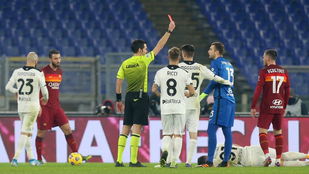 Da staunen die R&#246;mer nicht schlecht: Keeper Pau Lopez sieht die glatt Rote Karte in der Verl&#228;ngerung gegen Spezia Calcio.