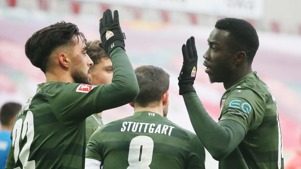 Begehrte VfB-Youngster: Nicolas Gonzalez und Silas Wamangituka jubeln in Augsburg.