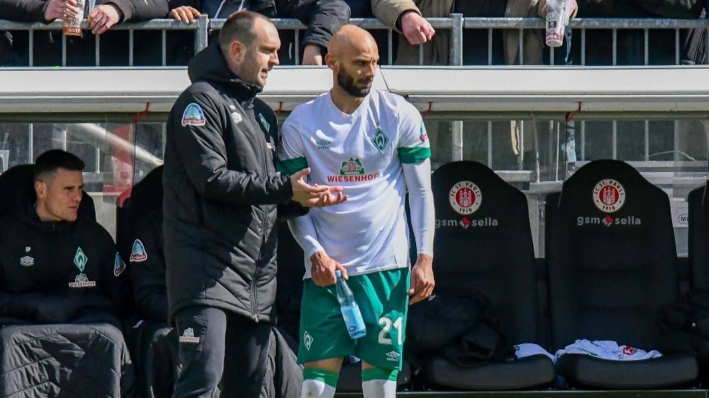 Ömer Toprak (re.) mit Trainer Ole Werner vor seiner Einwechslung gegen St. Pauli.
