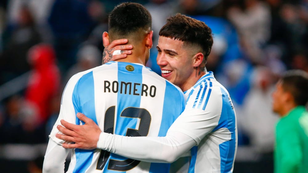 Cristian Romero und Enzo Fernandez bejubeln einen Treffer der Argentinier gegen El Salvador.