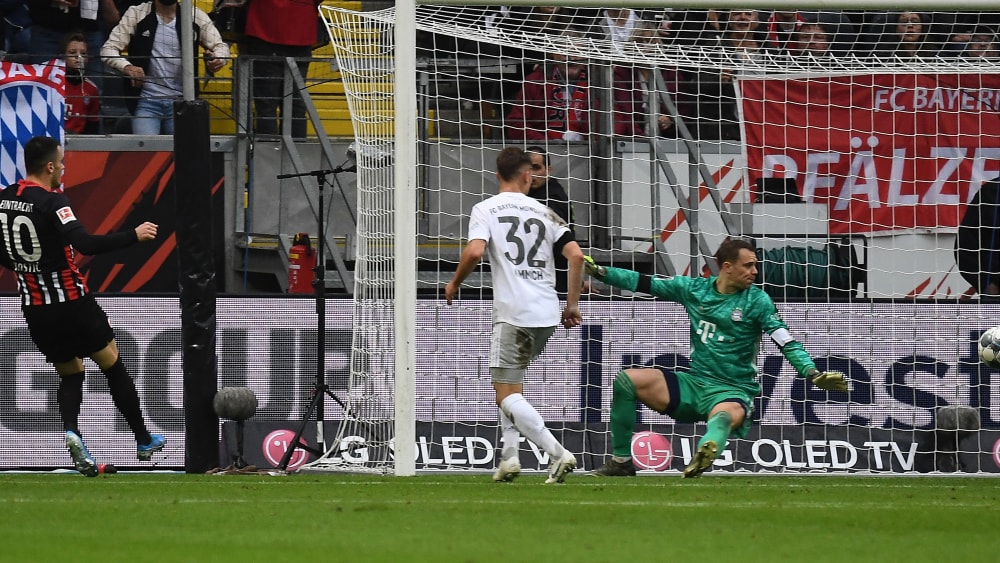 Das 1:0 f&#252;r Frankfurt: Filip Kostic &#252;berwindet Manuel Neuer.