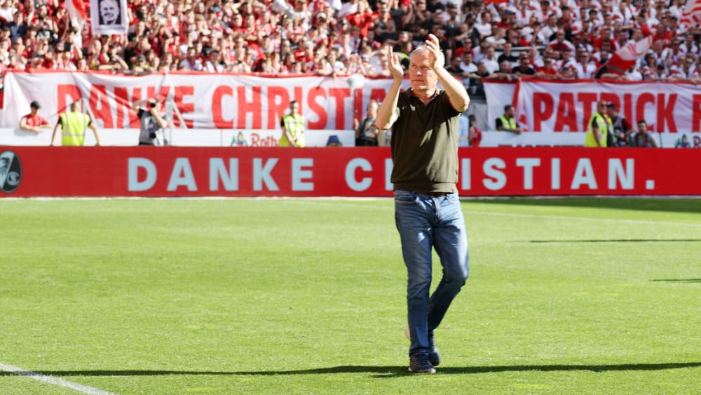 Ehre, wem Ehre gebührt: Christian Streich bei seiner letzten Runde durch das Europa-Park-Stadion.