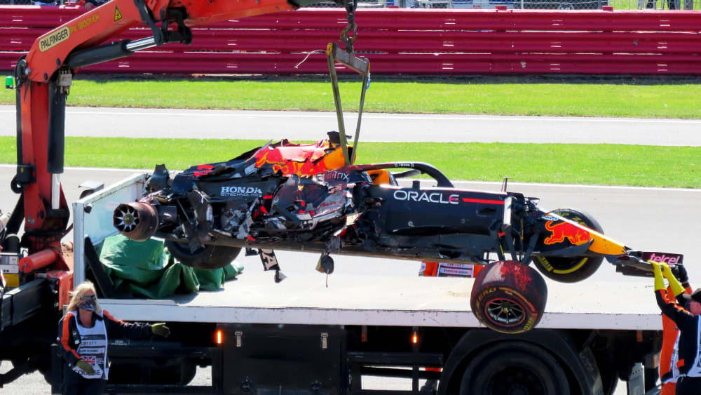 Das Wrack von Max Verstappens Red Bull nach dem Crash mit Lewis Hamilton.