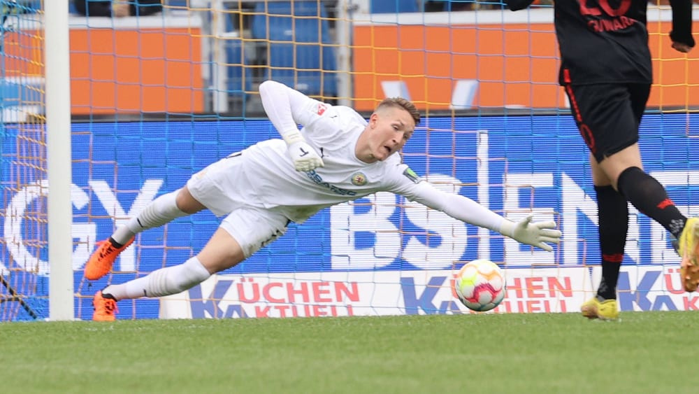 Will sich in der kommenden Saison als Stammkraft nach den Bällen hechten: Braunschweigs Keeper Ron-Thorben Hoffmann.