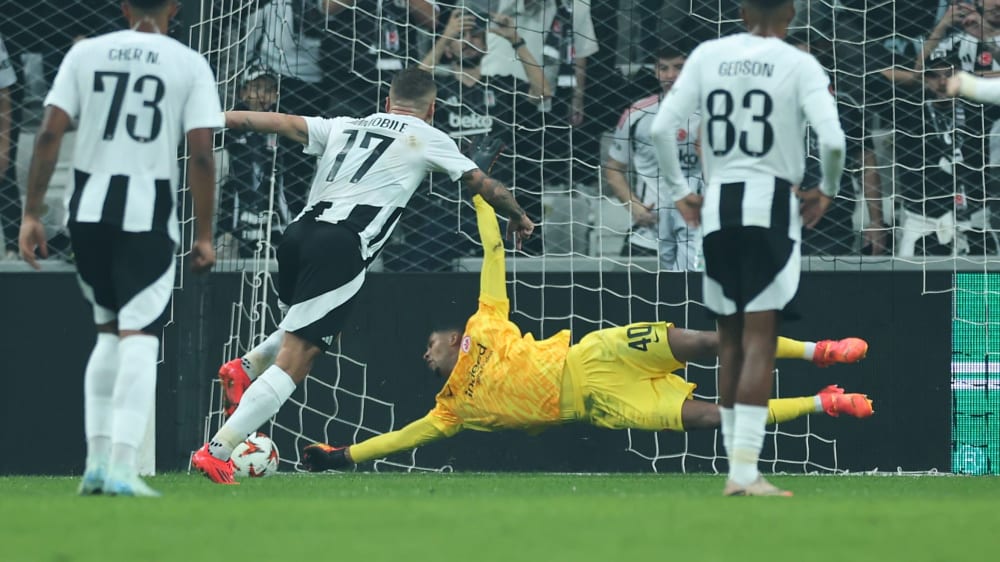 War nicht nur beim Elfmeter von Ciro Immobile (Nr. 17) auf dem Posten: Eintracht-Keeper Kaua Santos (u.).
