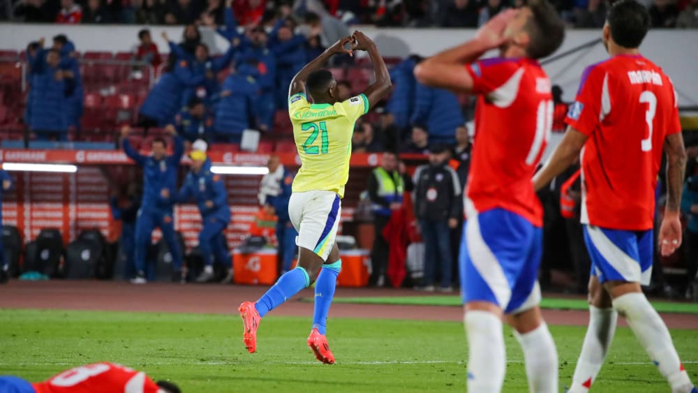 Jubel zum Sieg: Brasiliens Luiz Henrique markiert das 2:1 in Chile.