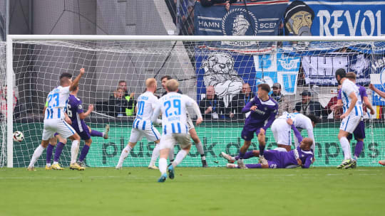 Später Jubel für Hansa Rostock: In der Nachspielzeit köpft Gürleyen die Kogge zum Sieg.