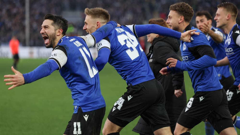 Die Spieler von Arminia Bielefeld feiern den Einzug ins Finale des Landespokals.