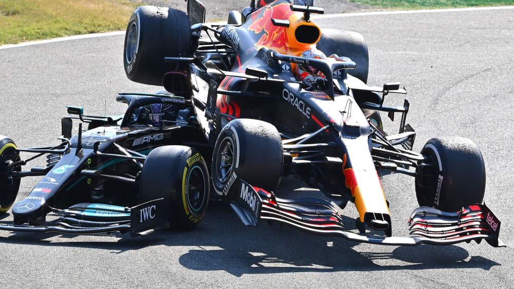Spektakulärer Crash zwischen Max Verstappen und Lewis Hamilton.