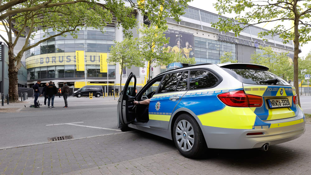 Die Polizei vor dem Dortmunder Stadion.