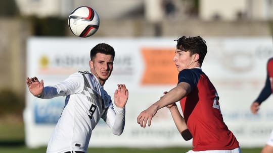 Das Spielgerät im Blick: Deutschlands Leon Dajaku (li.) und Norwegens Eirik Lereng.