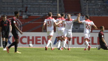 Erleichterung pur: Die Profis von Fortuna Düsseldorf feiern den Ausgleich durch Rouwen Hennings.