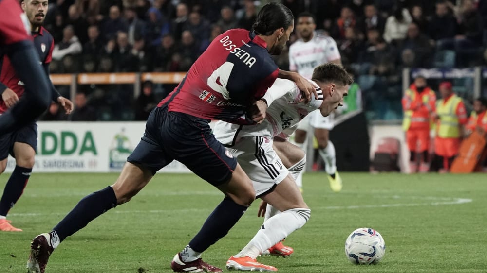 Dusan Vlahovic (r.) und Juventus Turin mussten sich in Cagliari mit einem Remis zufriedengeben.