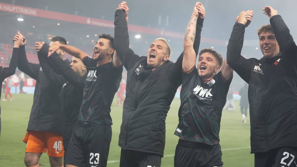 Die Spieler des FC Augsburg konnten am Sonntagabend zusammen mit den mitgereisten Fans feiern.