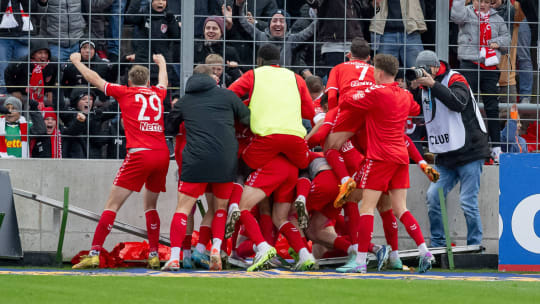 Roter Jubel an der Grünwalder Straße: Der SSV Jahn Regensburg schlug die Münchner Löwen knapp mit 1:0. 