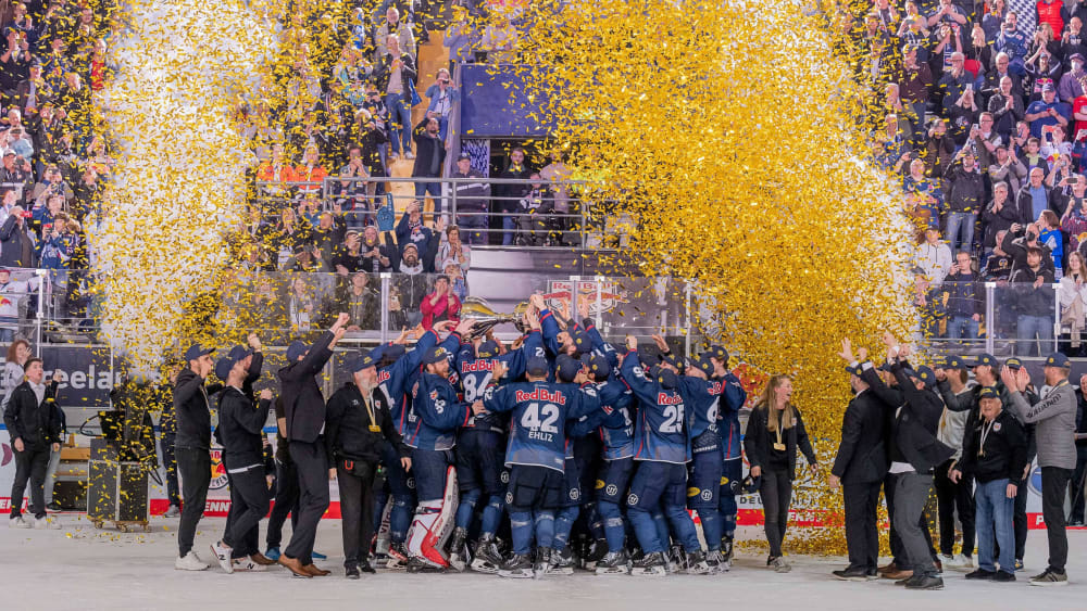 Goldener Konfettiregen: Der EHC Red Bull München feiert seine vierte Meisterschaft.