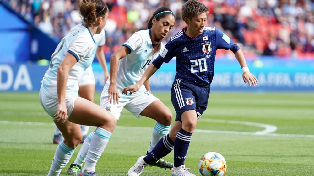Kumi Yokoyama (r.) behauptet den Ball gegen zwei Gegenspielerinnen. 