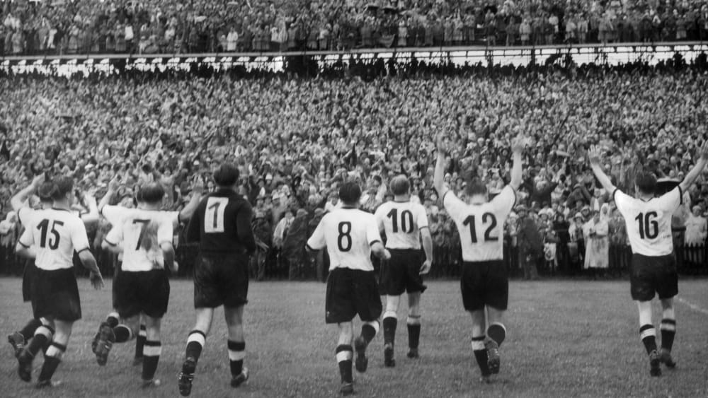 Die deutschen Spielern bejubeln den WM-Titel 1954 in Bern mit zahlreichen deutschen Fans. 
