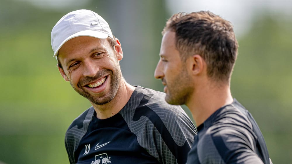 Leipzigs Co-Trainer Andreas Hinkel (li.) und sein Chef Domenico Tedesco.