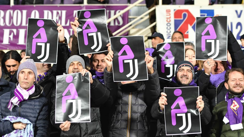 Viola-Fans verh&#246;hnen Juventus.