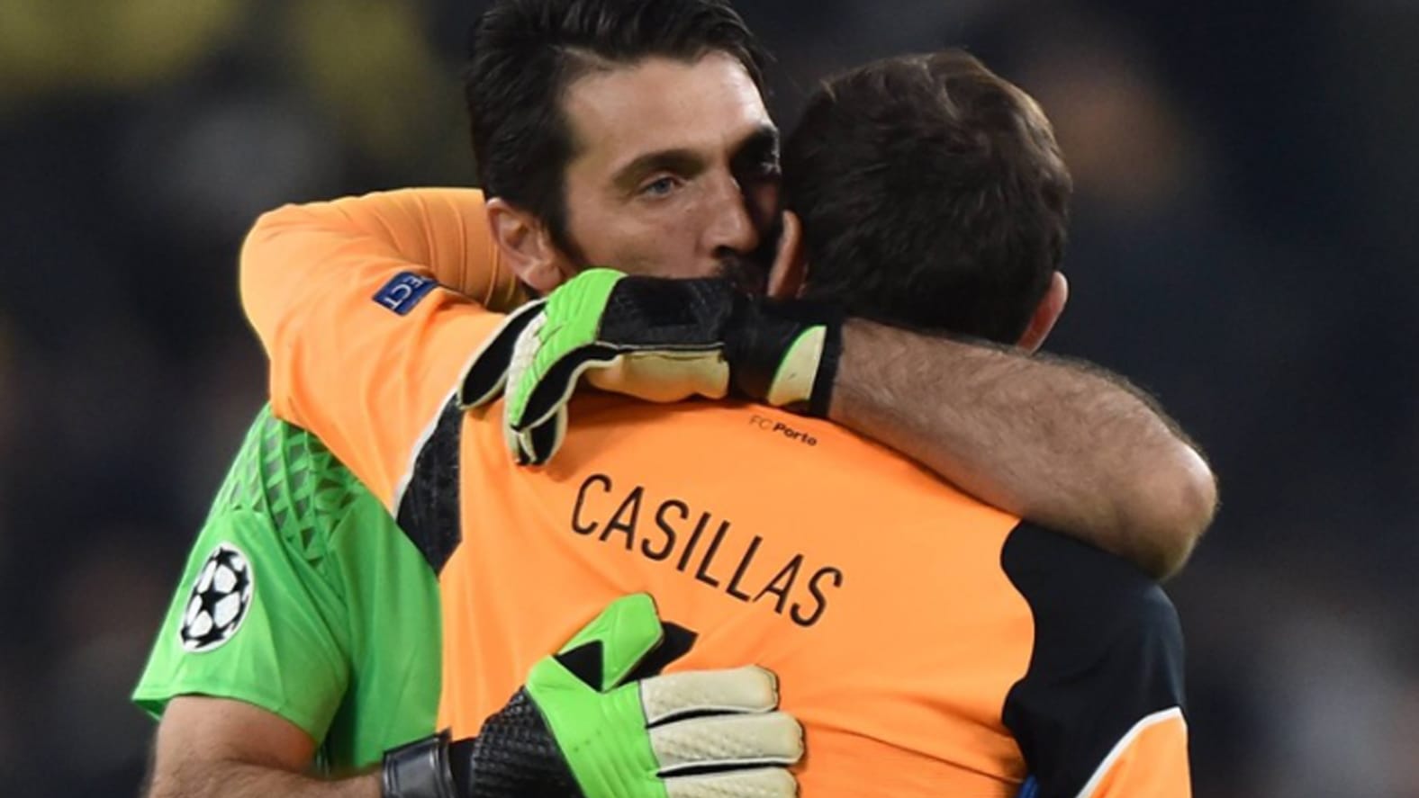Gianluigi Buffon umarmt Iker Casillas.
