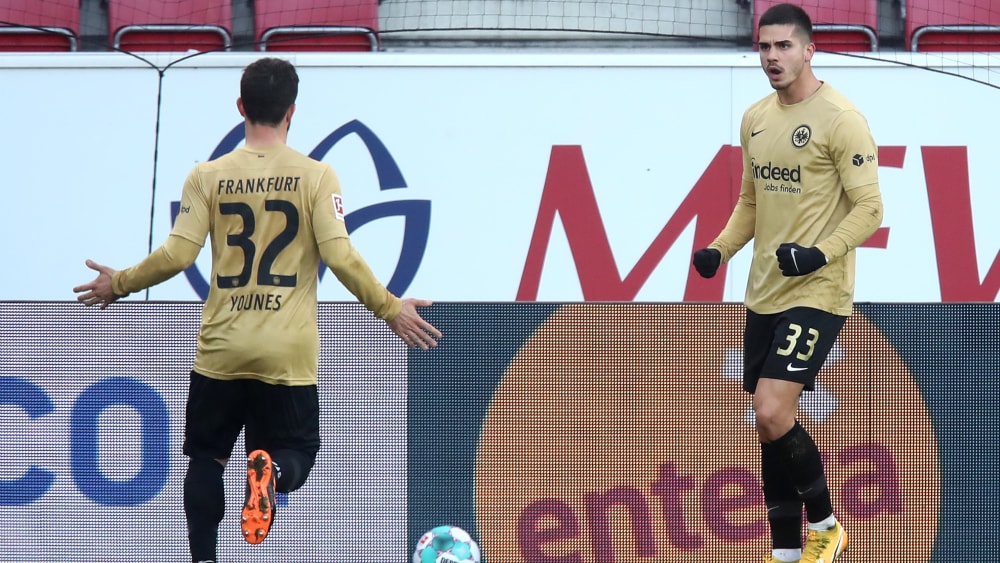 Younes auf Silva (r.) - und Elfmeter: Frankfurts Knotenl&#246;ser beim ersten Bundesliga-Sieg in Mainz.