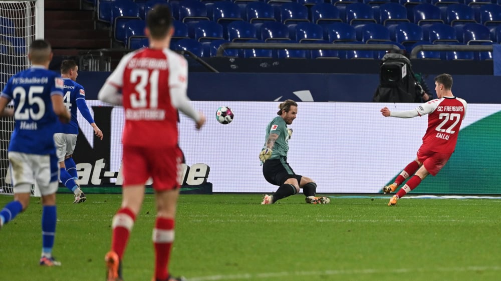 Game over: Freiburgs Roland Sallai (#22) hebt den Ball &#252;ber Ralf F&#228;hrmann hinweg zum 2:0-Endstand ins Tor.