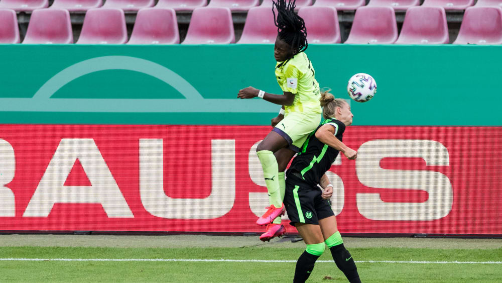 Essens Nicole Anyomi (l.) gegen Wolfsburgs Alexandra Popp.