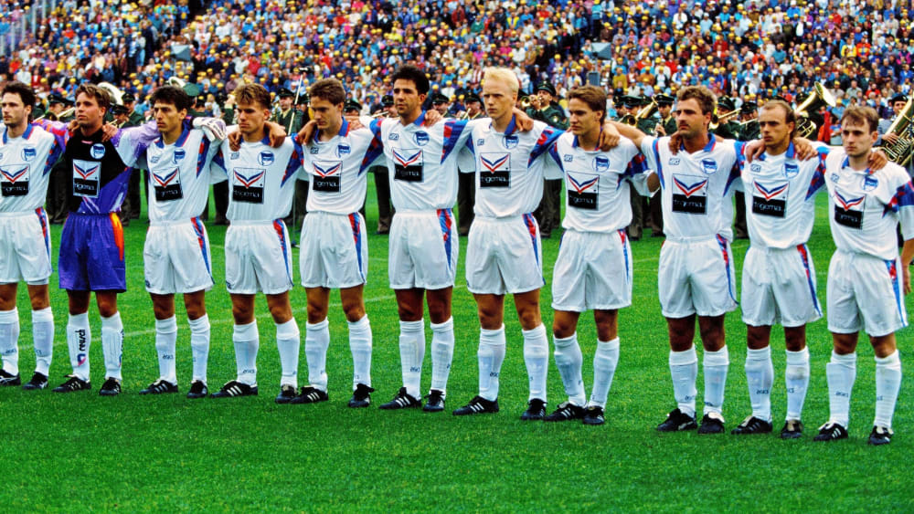 Novum: Die "Hertha-Bubis" von Drittligist Hertha BSC Amateure kurz vor dem Anpfiff des Pokalfinales 1993.